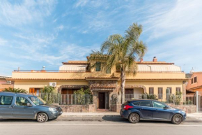 Yellow-house 100 meters from the sandy beach Avola